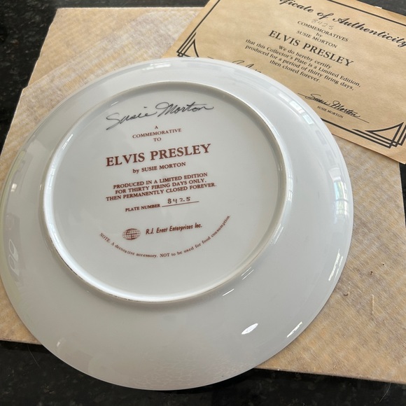 Limited Edition Numbered Elvis Presley Collectors Plate by Susie Morton - Picture 2 of 3